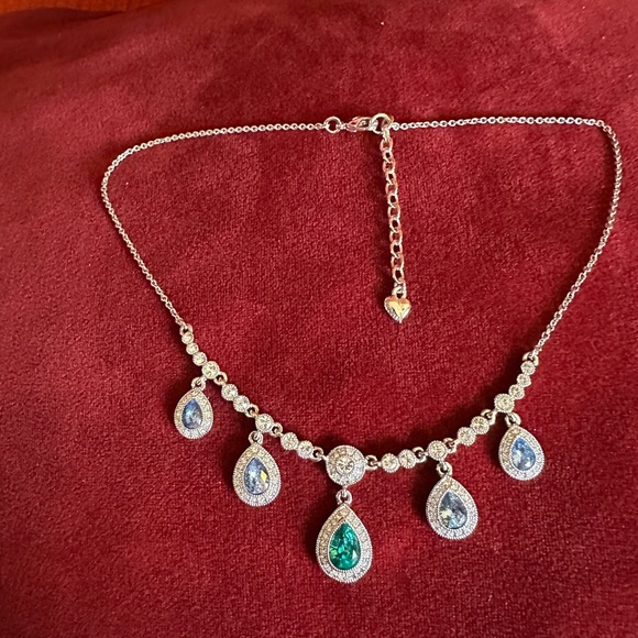 Vintage Elegant Silver and Green Teardrop Necklace - Picture 3 of 7